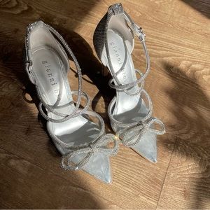 Gianni Bini Ezlynn Rhinestone Embellished Bow Pointed Clear Toe Pump (Size US 9)